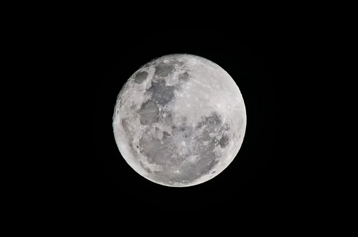 Descoberta de caverna na Lua pode abrigar futuras missões