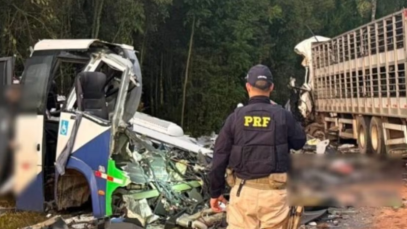 VEJA VÍDEO: Colisão frontal entre ônibus e carreta deixa 23 mortos na BR-373