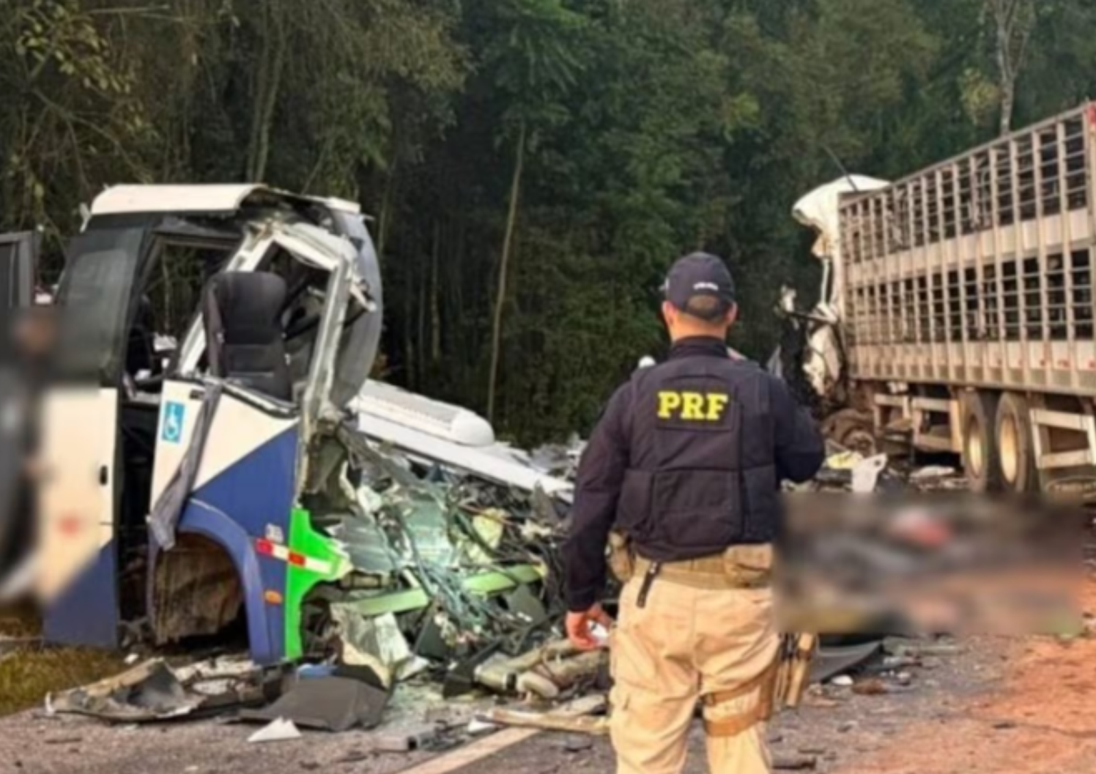 VEJA VÍDEO: Colisão frontal entre ônibus e carreta deixa 23 mortos na BR-373