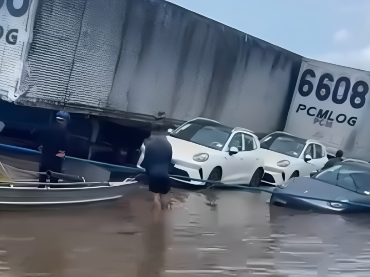 VEJA VÍDEO: Balsa com carretas afunda parcialmente durante viagem no Rio Amazonas, próximo a Parintins