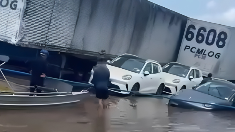 VEJA VÍDEO: Balsa com carretas afunda parcialmente durante viagem no Rio Amazonas, próximo a Parintins
