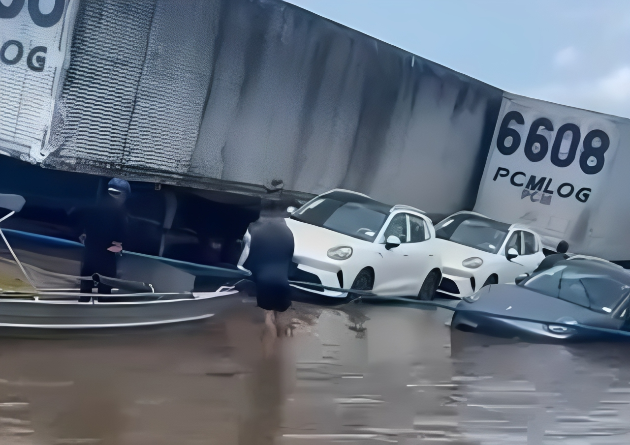 VEJA VÍDEO: Balsa com carretas afunda parcialmente durante viagem no Rio Amazonas, próximo a Parintins