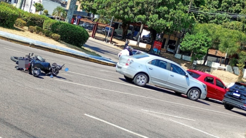 Motociclista fica ferido após sofrer acidente na Bola do Eldorado, em Manaus