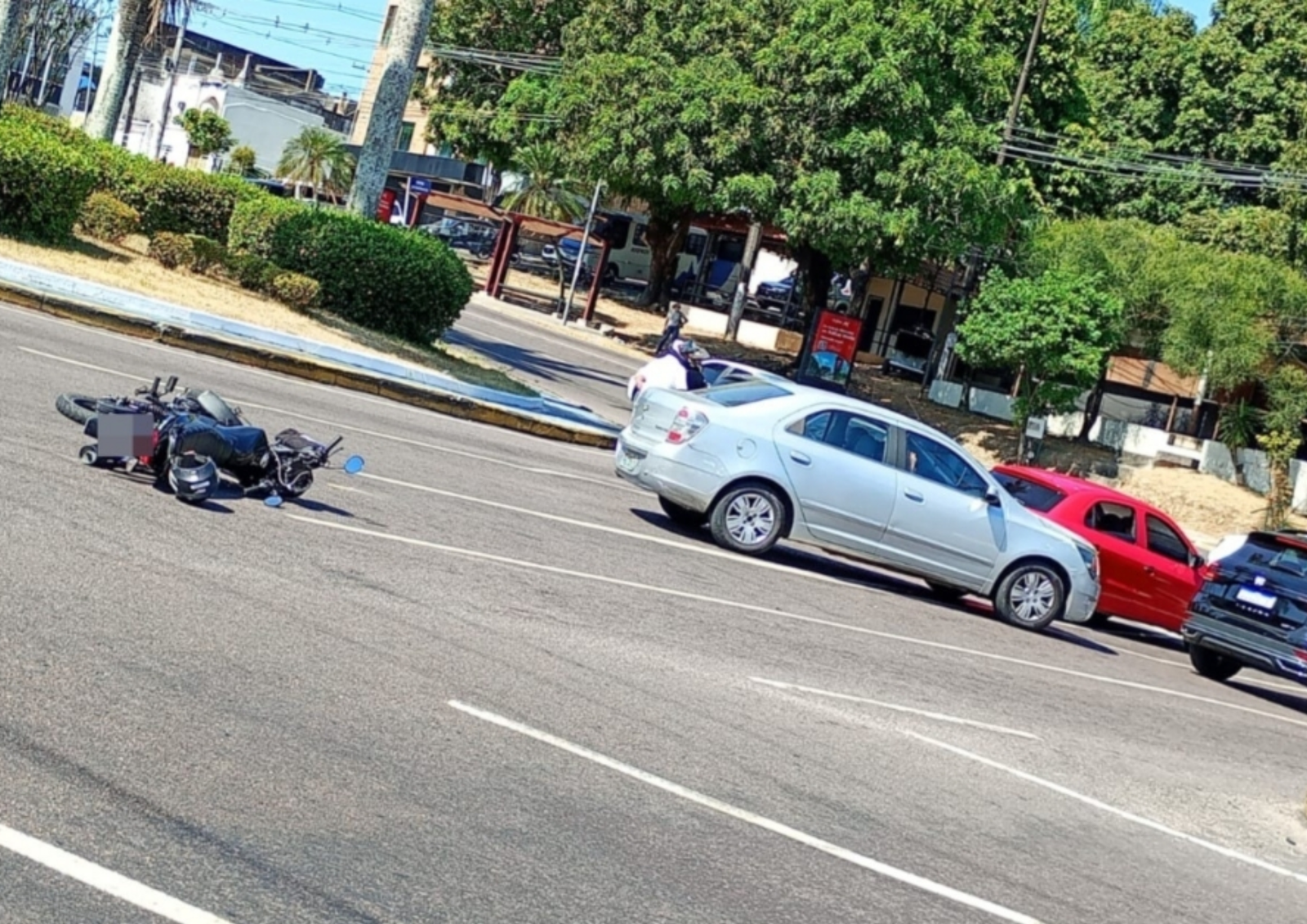 Motociclista fica ferido após sofrer acidente na Bola do Eldorado, em Manaus